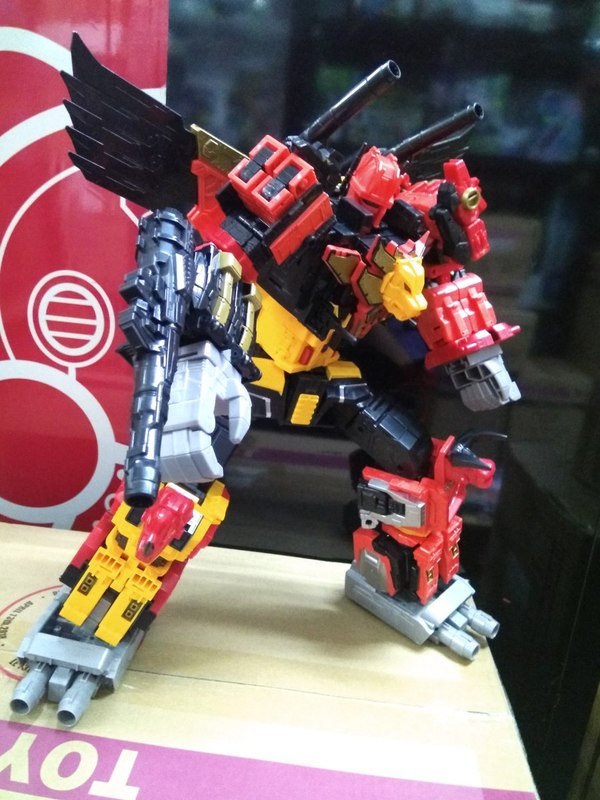 Predaking In Hand Images Of Titan Class Transformers Team  (1 of 7)